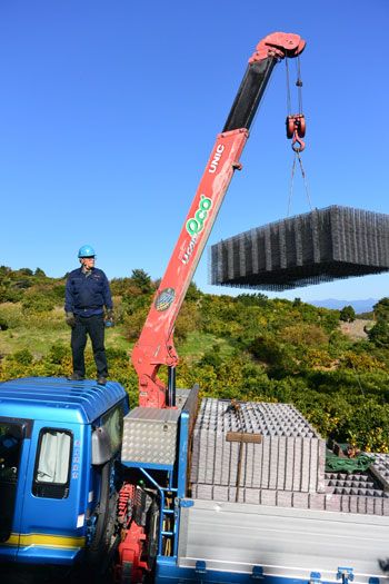 「いのししくん」をユニック車で納入する様子