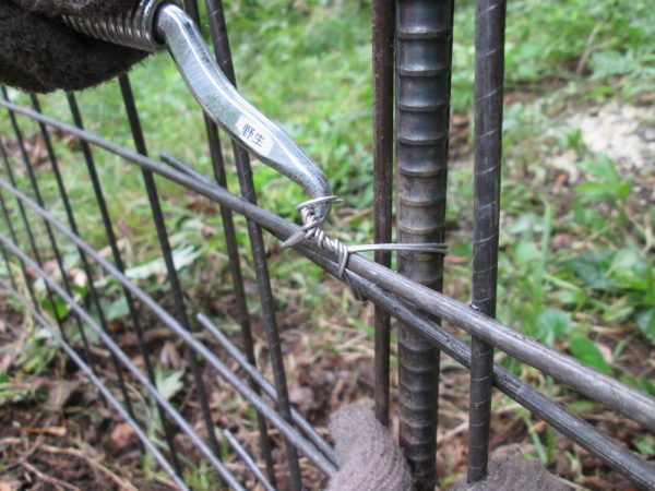 結束線（太めの針金）を使用