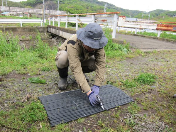 支柱にマーカーなどで印をつけておく