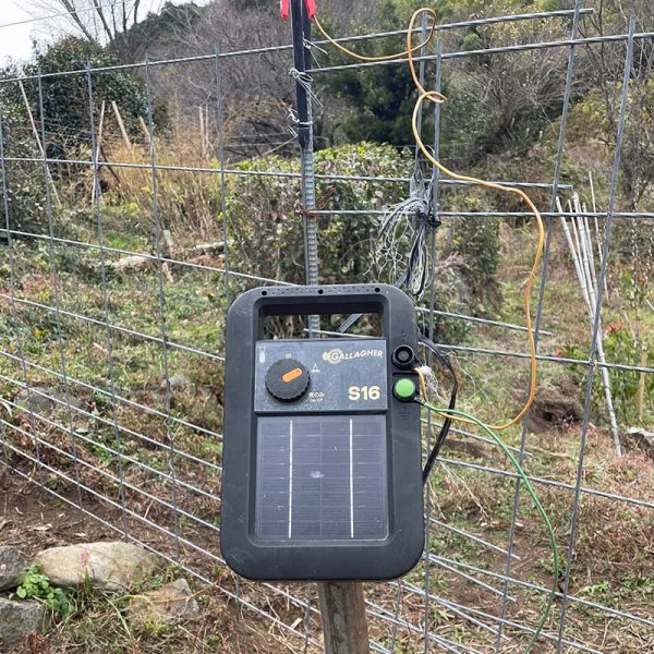 ガラガーミニソーラーS16x 電気柵本体（ソーラー・バッテリー・アース付き）設置イメージ①