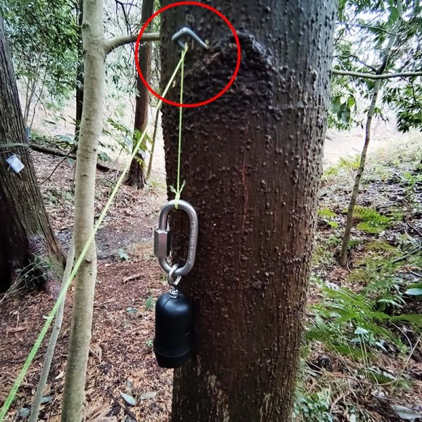 ステープルは、センサーが外れた後も途中で保持し、センサー部が地面に落ちて汚れるのを防ぐ